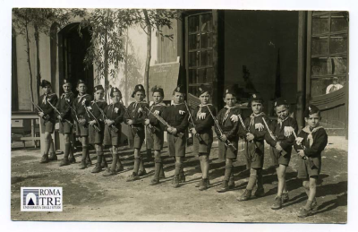 Adunata di balilla con moschetto